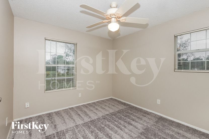 Building Photo - 830 Burland St