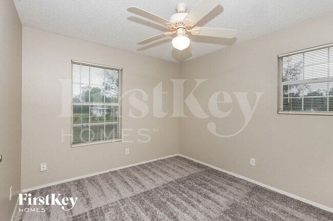 Building Photo - 830 Burland St