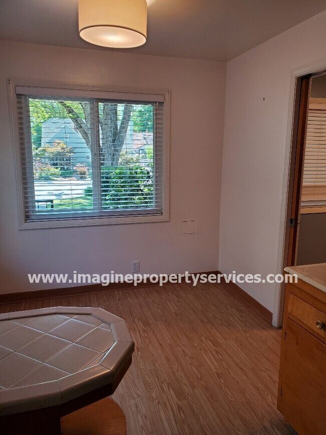 Building Photo - Charming Home For Rent