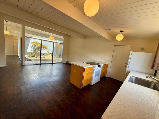 Building Photo - BEAUTIFULLY MAINTAINED EICHLER-STYLE HOME IN DESIRABLE LUCAS VALLEY WITH HOA POOL AND TENNIS COURTS