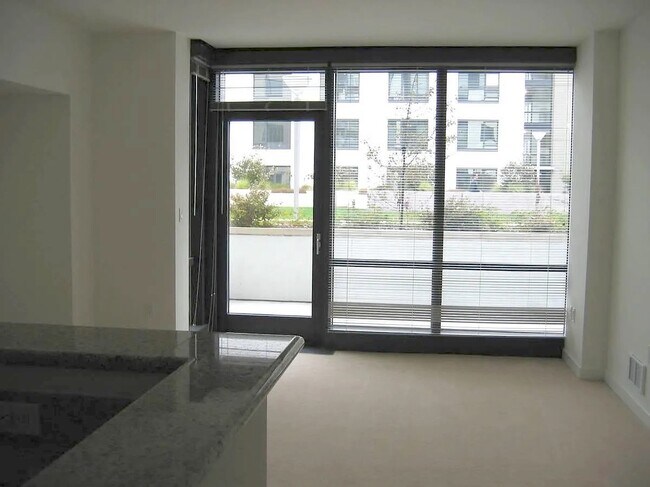 Building Photo - 260 King St