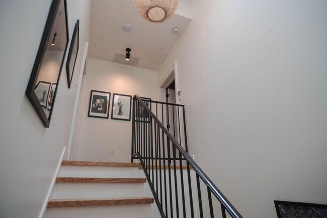 Building Photo - 310 S Rampart St
