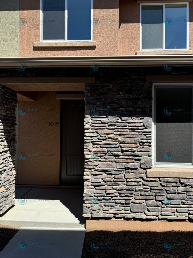 Building Photo - Modern Comfort and Convenience: Stylish 2-...