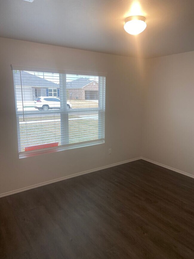 Building Photo - Move-In Ready! Charming 3-Bedroom, 2-Bath Home in Shadow Valley