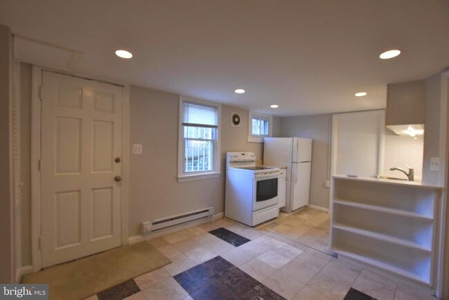 Building Photo - 909 Maplewood Ave