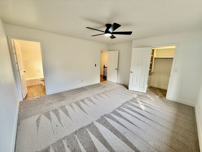 Building Photo - Remodeled 3-BR Lexington Townhome - End Unit
