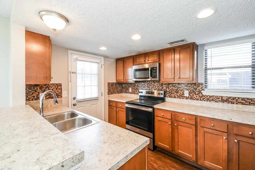 Building Photo - 9727 Villiers Dr S