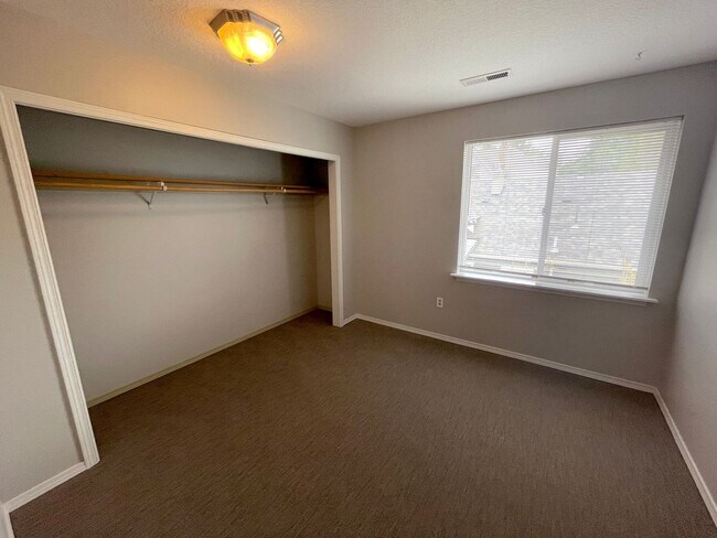 Building Photo - RENT SPECIAL: Great 6 bed, 6 bath Duplex Unit in North Portland with Laundry, Patio
