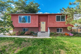 Building Photo - 360 Belaire Cir
