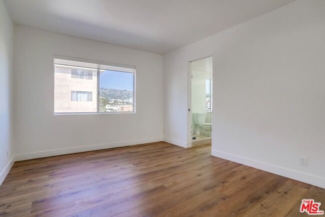 Building Photo - 435 N Oakhurst Dr