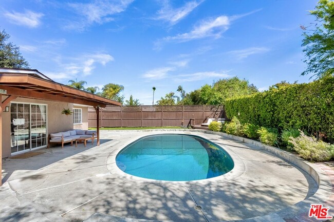 Building Photo - 6308 Glide Ave