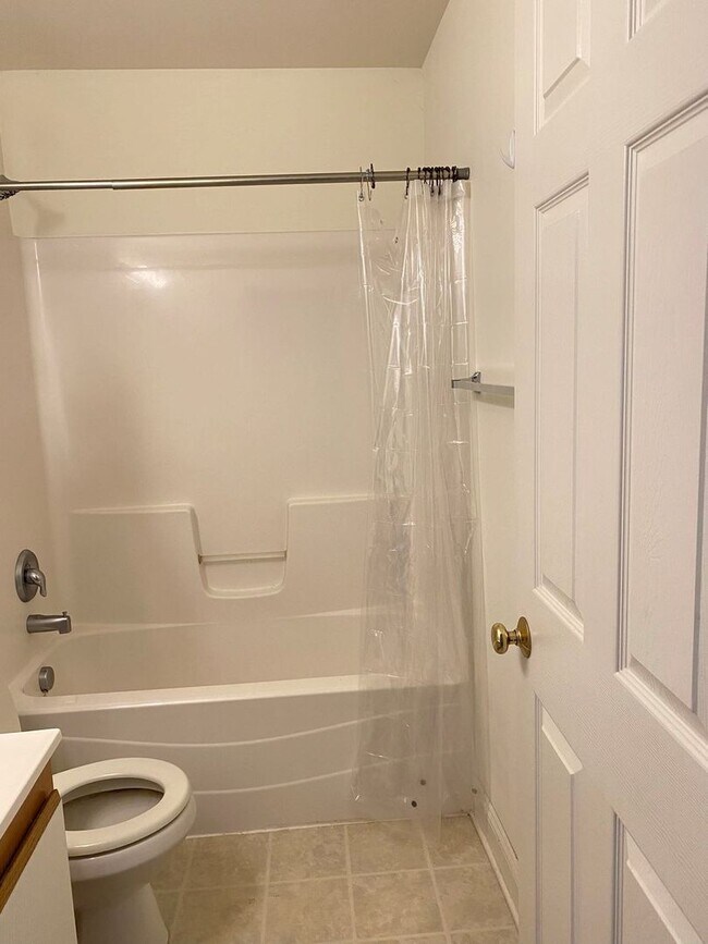 Building Photo - Charming 3-Bedroom Townhome with Private E...