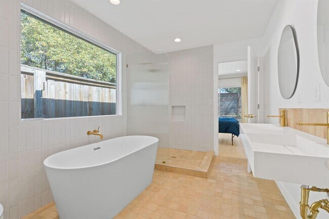 Building Photo - 2418 S 5th St