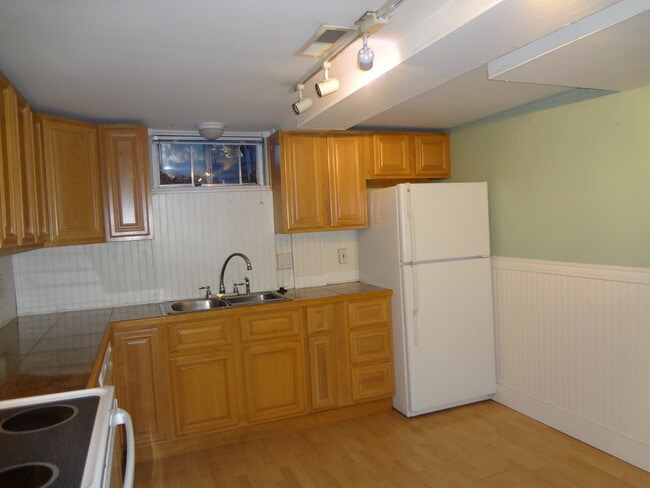 Building Photo - Garden Level 2 Bedroom Apartment right near D.U.