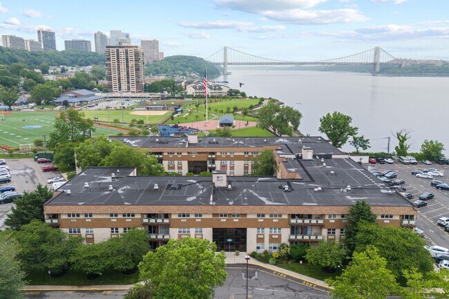 Building Photo - 1111 River Rd