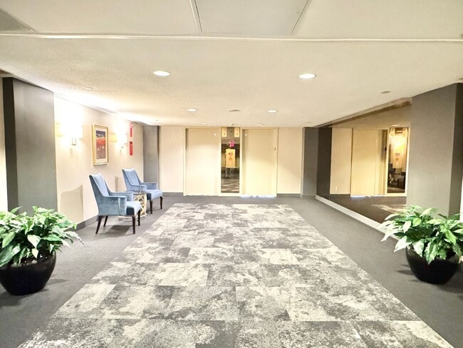 Building Photo - ARLINGTON CONDO - Sleek Sophistication Mee...