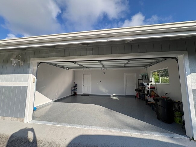 Building Photo - 16-2095 Rainbow Dr