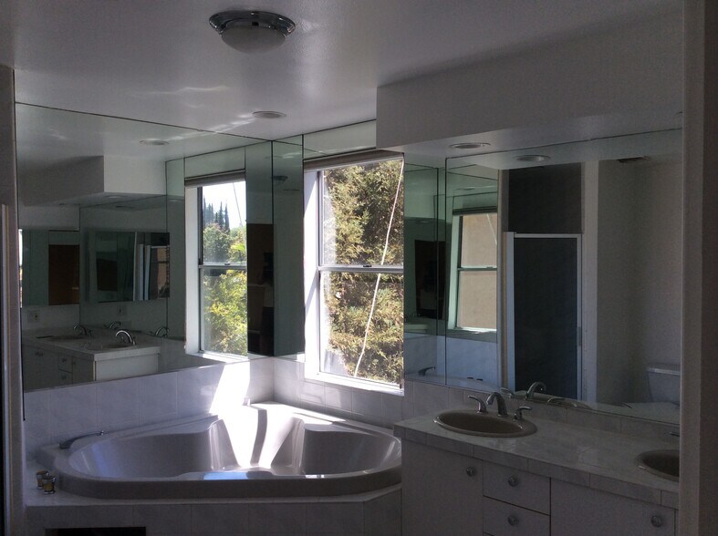 Master bathroom - 19251 Oxnard St