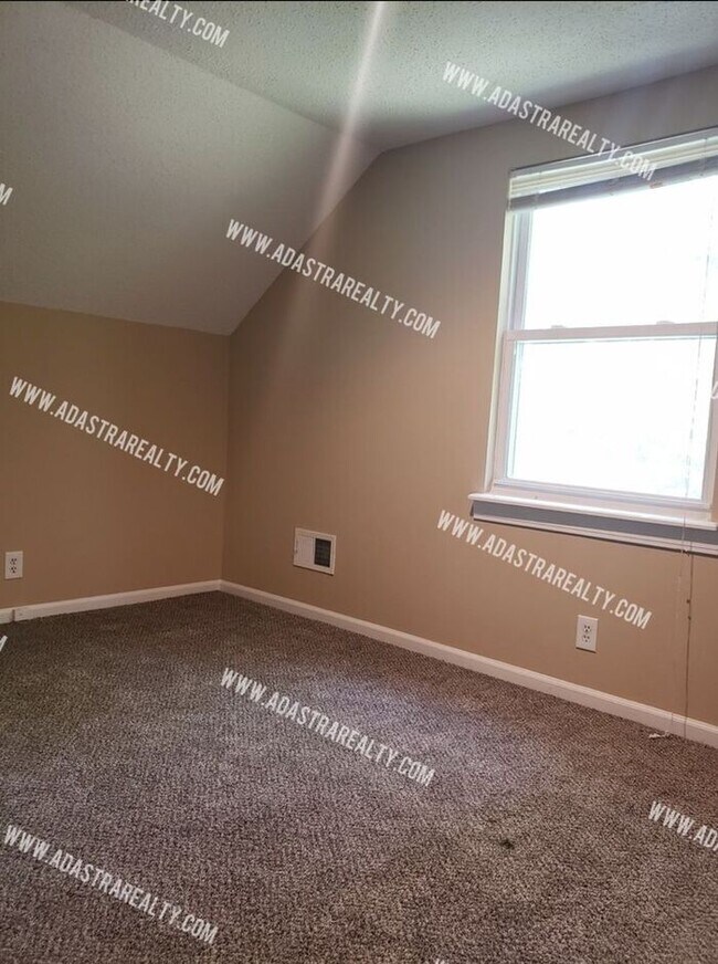 Building Photo - 3 Bedroom Duplex in Olathe North District-Available in AUGUST!!