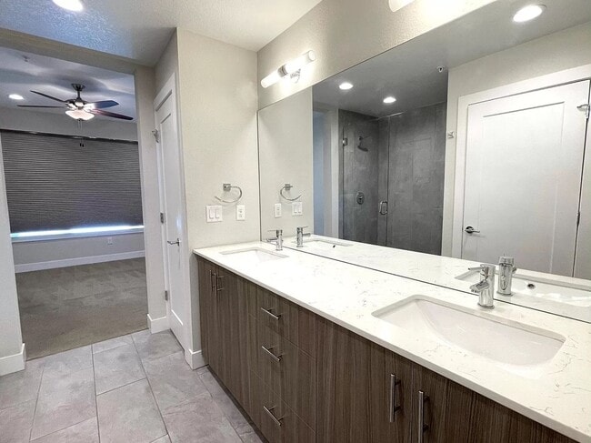 Building Photo - 2 Bedroom 2 Full Bathrooms and 2 Half Bath...