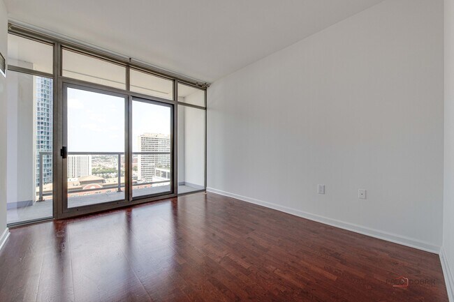 Building Photo - 1235 S Prairie Ave