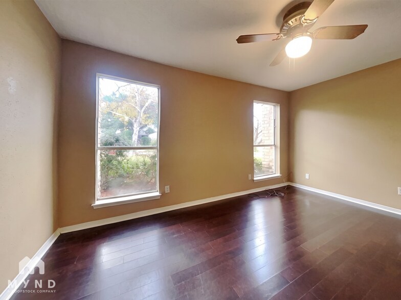 Building Photo - 2103 Woodland Springs St