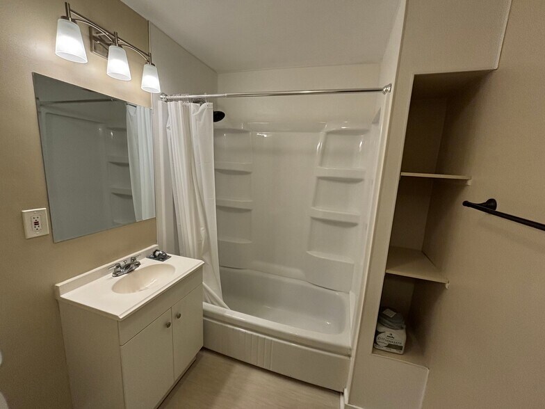 Building Photo - 653 S 69th St