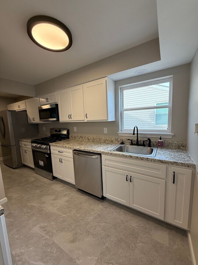 Building Photo - Private Charming Home!