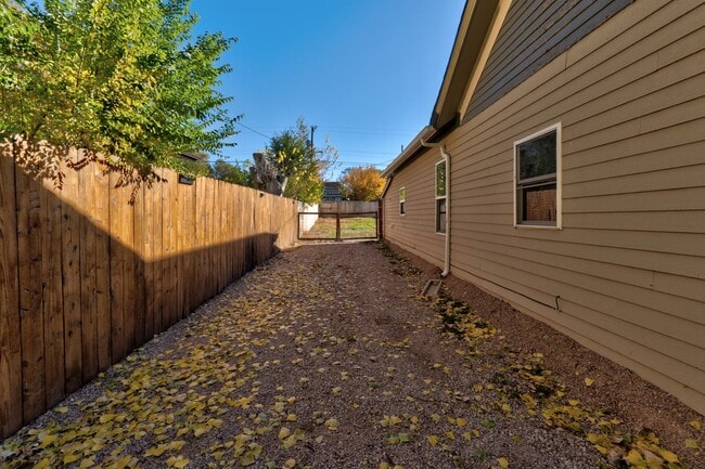 Building Photo - 812 Allen Ave