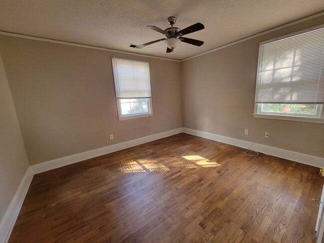 Building Photo - 2 Bedroom House off of Ogelthorpe Avenue