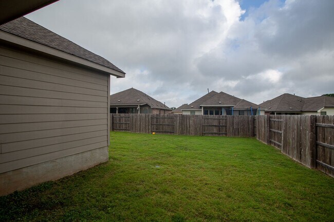 Building Photo - Beautiful One Level 3 BR / 2 BA Home for R...
