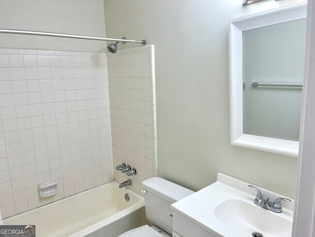 Building Photo - 696 Redland Dr