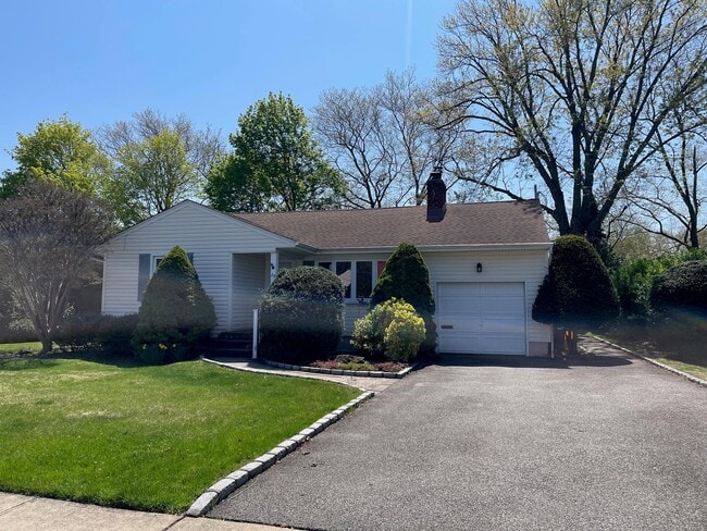 Primary Photo - 20 Gainsboro Ln