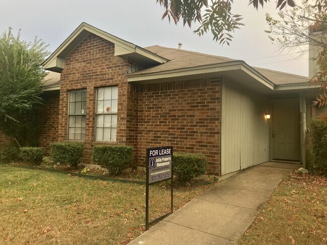 Building Photo - 3-2 DUPLEX! AVAILABLE NOW