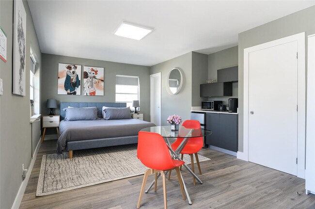 Primary Photo - 1020 N Victoria Park Rd