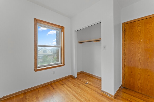 Building Photo - 4634 S Sawyer Ave