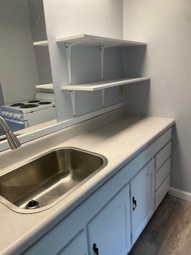 Building Photo - Studio Apartment in Hollister