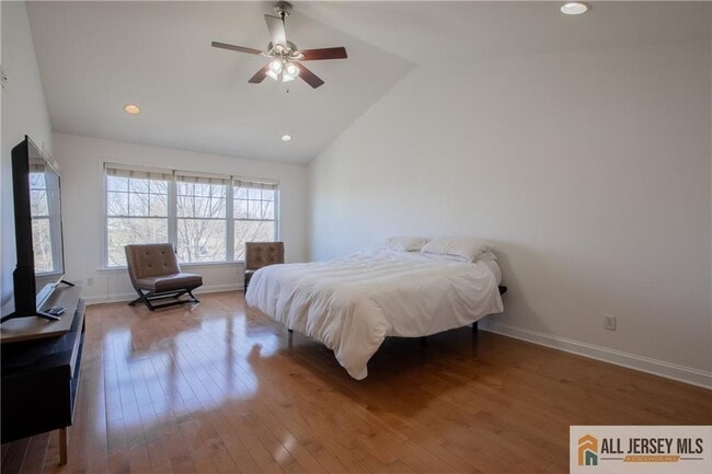 Building Photo - 98 S Shore Dr