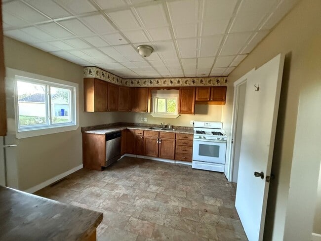 Building Photo - 3 bedroom Home