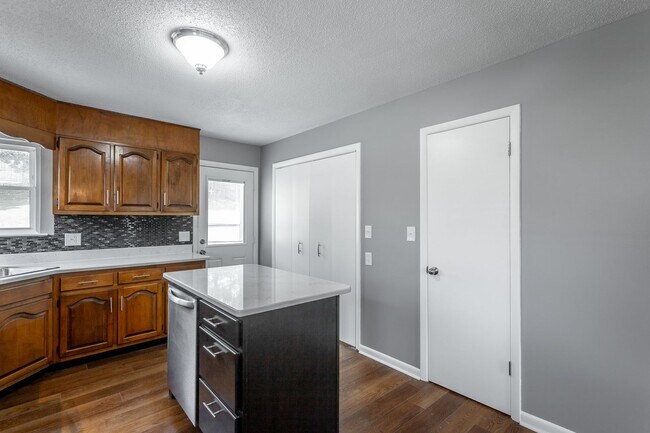 Building Photo - Newly Available! 2 Bedroom 1 Bathroom in the Heart of Hixson!