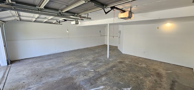 Building Photo - 884 E Greenway Ct