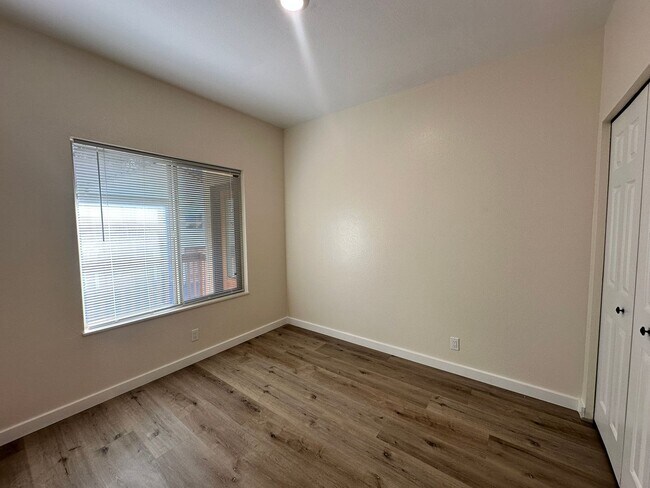 Building Photo - 387 S 58th St