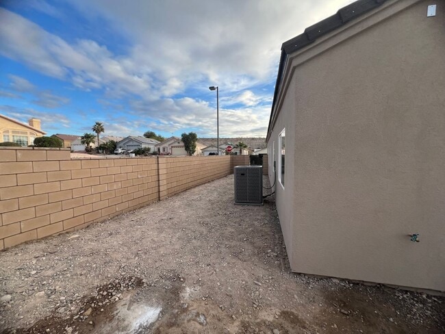 Building Photo - 3 Bedroom Home Located in El Camino Village PETS OK