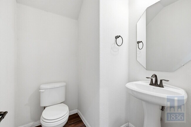 Building Photo - 2304 S Lakeline Blvd