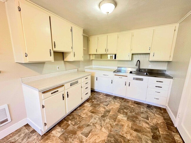 Building Photo - Charming 2BR Home with Garage & Expansive Yard in Ridgecrest area of Shoreline