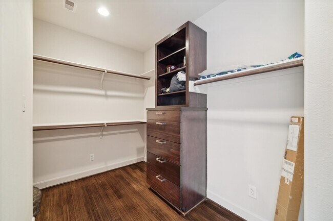 Building Photo - 3041 Clinton Dr