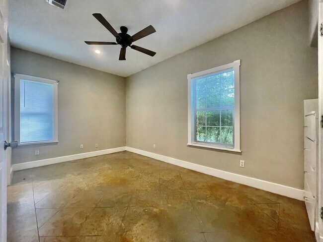 Building Photo - 705 Smith Dr