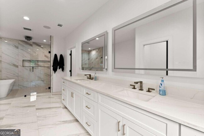 Building Photo - 151 S Pointe Dr