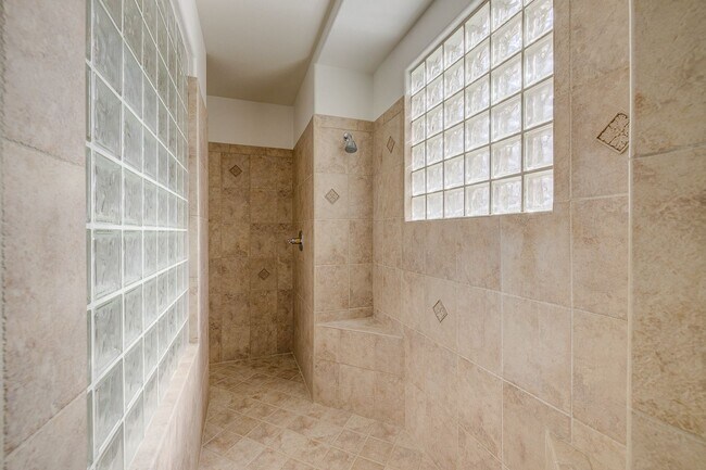 Building Photo - Beautiful 4Bd, 4Bth home in Guard Gated Community near Tivoli Village.