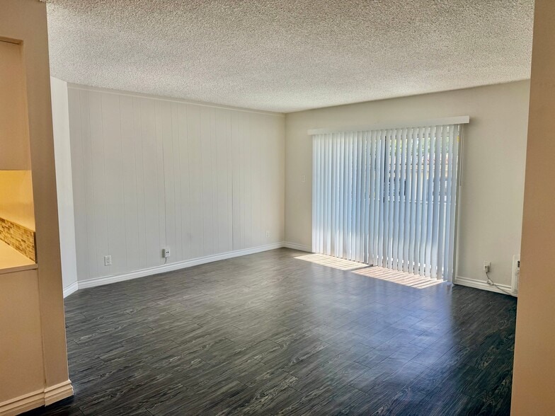 Building Photo - 1595 E Chevy Chase Dr